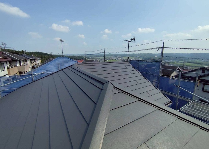 小野市でスーパーガルテクトのシェイドチャコールで屋根カバー工法を行った後の様子