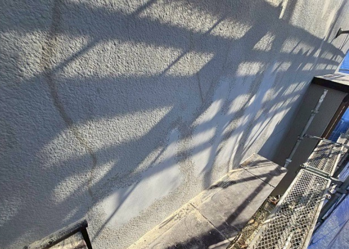 猪名川町　雨水で膨れたモルタル壁の塗膜を部分補修した後の様子
