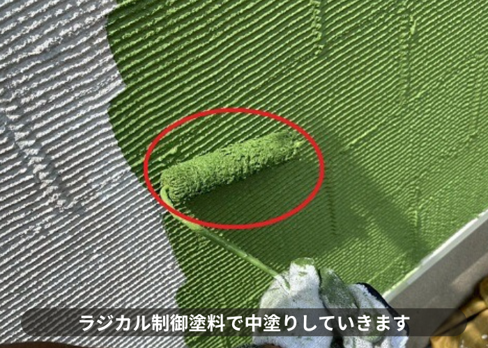 神戸市北区　神戸市北区で日本ペイントのラジカル制御を用いて戸建ての外壁塗り替えを行った現場で中塗り