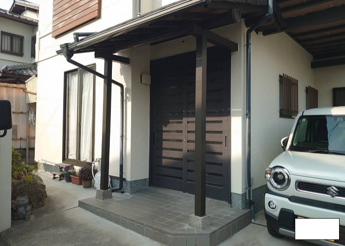 伊丹市で玄関屋根の腐食した木製柱をアルミ製柱に交換した後の様子