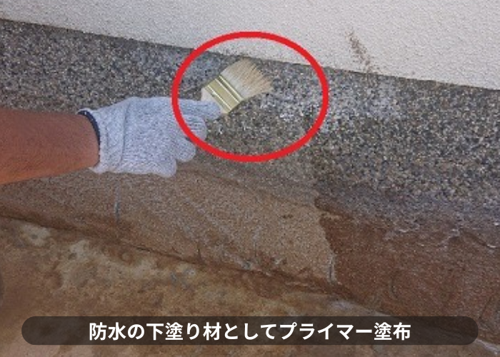 三木市　掘り込みガレージ上にプライマーを塗っている様子