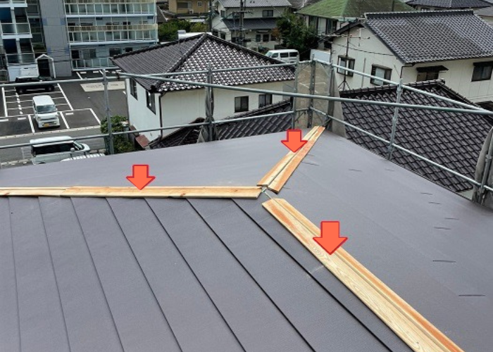 スレート屋根への断熱工事で棟板金の下地材を取り付け