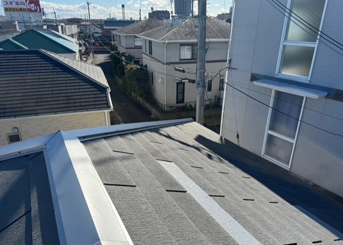 西脇市で屋根補修工事としてスレート屋根の差し替えと棟板金交換を行った後の様子