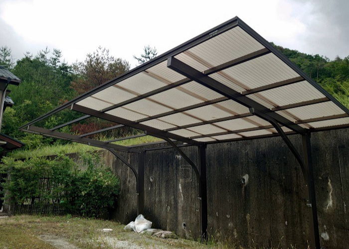 丹波篠山市　台風により飛散したカーポート屋根のポリカ波板貼り替えを行う前の様子