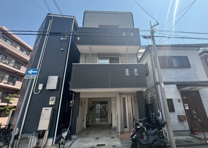 芦屋市で3階建て窯業サイディングの外壁塗装工事を行う前の様子