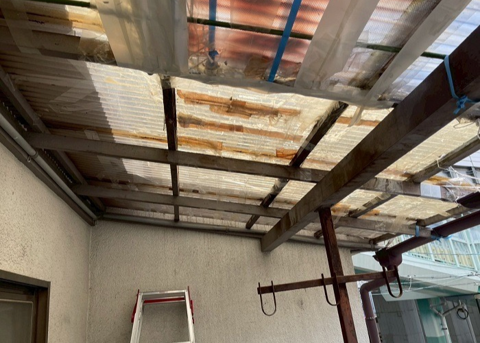 宝塚市で2階ベランダ屋根修理として腐食した木下地の交換とポリカ波板への貼り替えを行う前の様子
