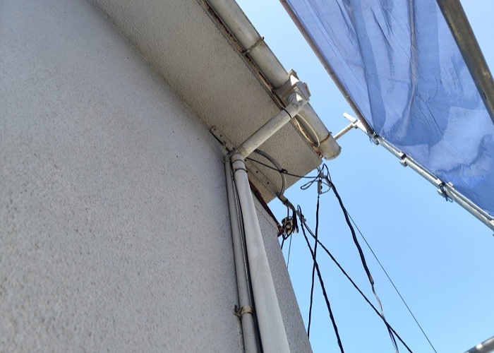 芦屋市で老朽化により水漏れしている塩ビ雨樋を塩ビ鋼板雨樋へ取り替える前の様子