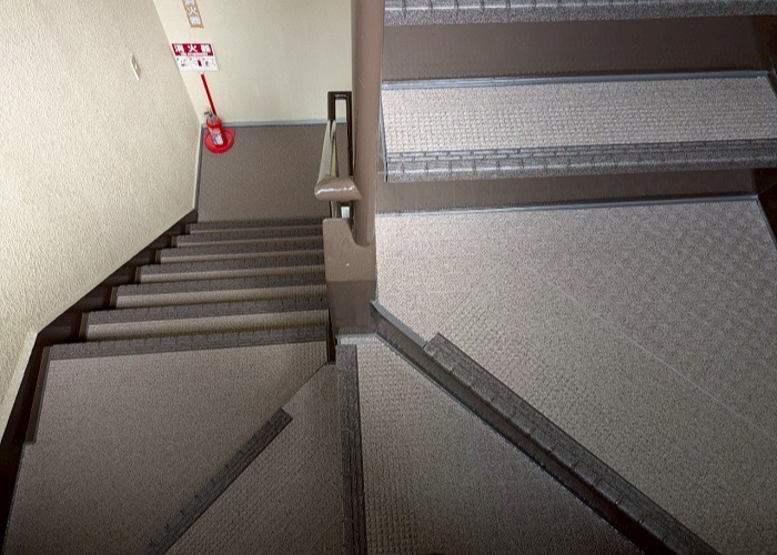 西宮市でタキステップを用いて老朽化したマンションの内部階段をリフォームした後の様子