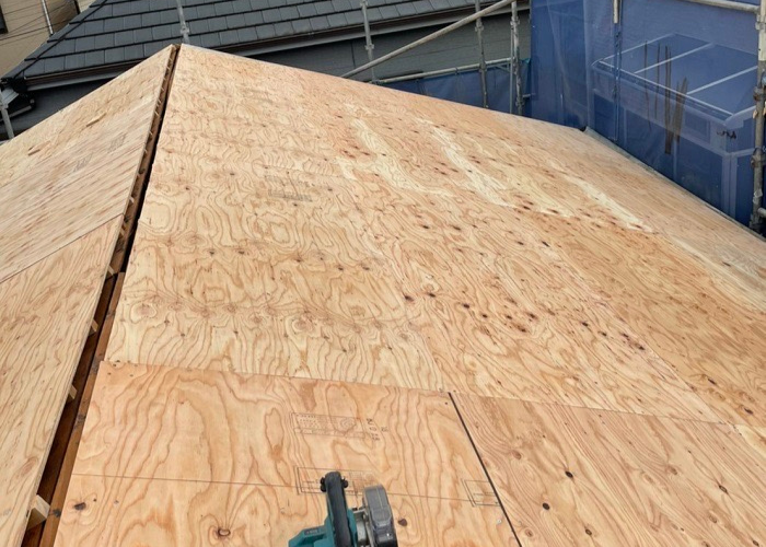 三木市　雨漏りしている瓦屋根の下地を補強した様子