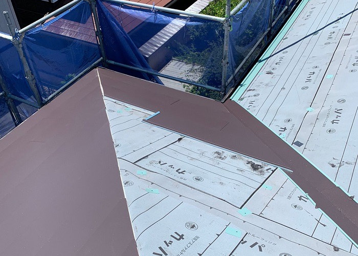 三木市　カバー工法でIG工業スーパーガルテクトを葺いている様子