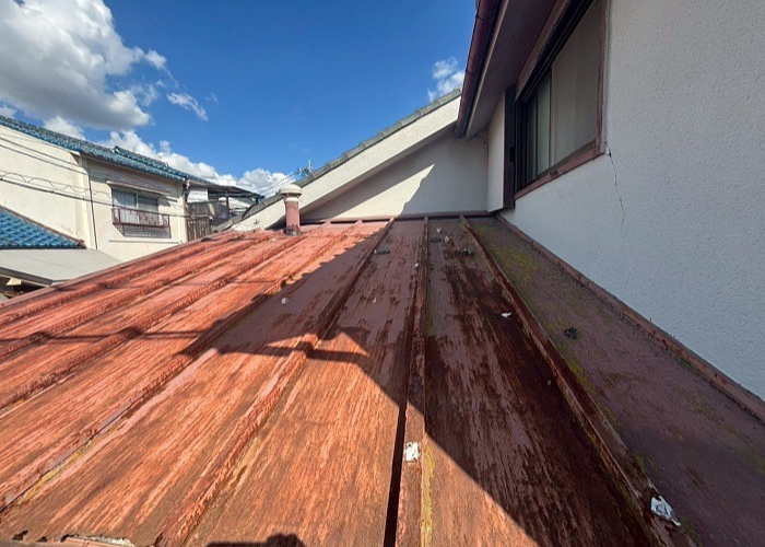 尼崎市で優良業者が瓦棒から立平へ葺き替え工事を行う前の様子