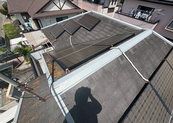 小野市でスーパーガルテクトのシェイドチャコールで屋根カバー工法を行う前の様子