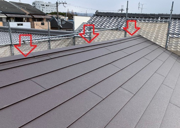 三木市　屋根葺き替え工事の仕上げとして棟板金を取り付けた様子