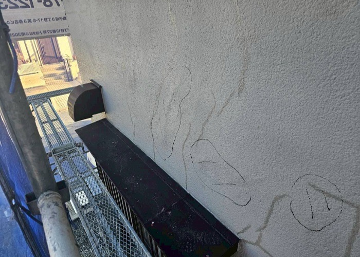 三田市で雨水で膨れたモルタル壁の塗膜を部分補修する前の様子
