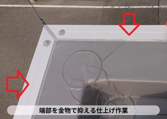 西宮市　塩ビシート防水の端部に抑え金物を取り付けている様子