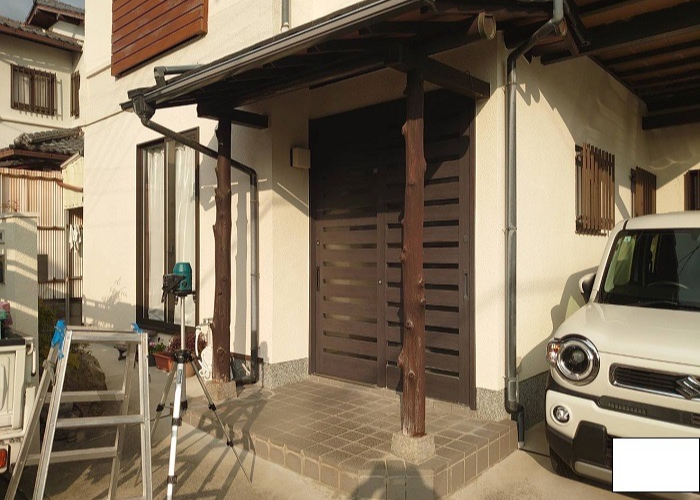 伊丹市で玄関屋根の腐食した木製柱をアルミ製柱に交換する前の様子