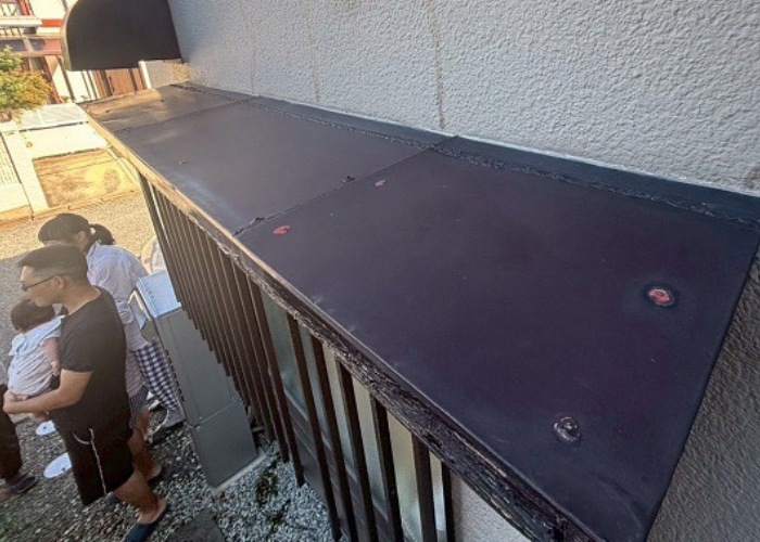 三田市で出窓屋根からの雨漏り修理を行う前の様子