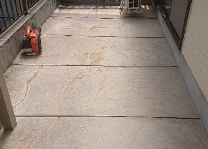 市川町にお住まいの方へベランダからの雨漏り修理でウレタン防水工事を行う前の様子