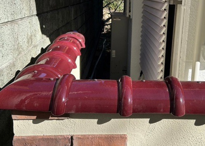 猪名川町　擁壁へ瓦の笠木を取り付けた後の様子