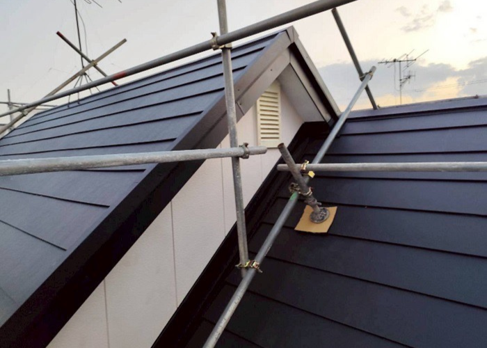 三田市で急勾配の屋根改修工事としてスーパーガルテクトをカバーした後の様子