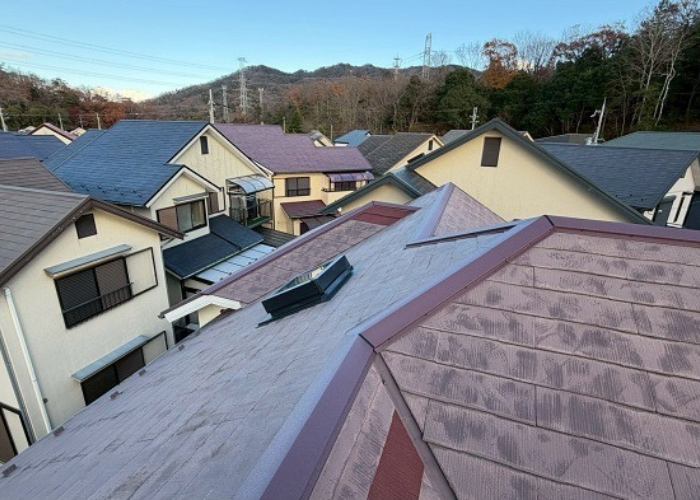 神戸市北区で屋根補修工事として棟板金交換とスレート屋根差し替えを行った後の様子