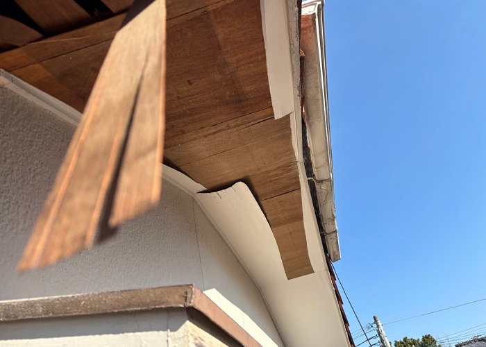 三木市で剥がれた軒天の修理を行う前の化粧用合板
