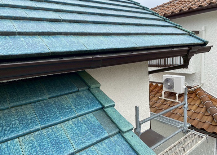 宝塚市で銅板製の雨樋を塩ビ鋼板製に交換し水漏れや勾配不良を解決した後の様子
