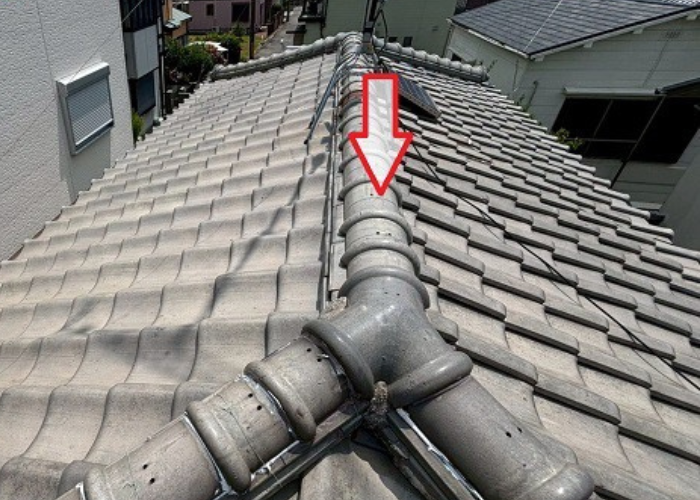 西宮市で棟瓦取り直しを行う前の様子