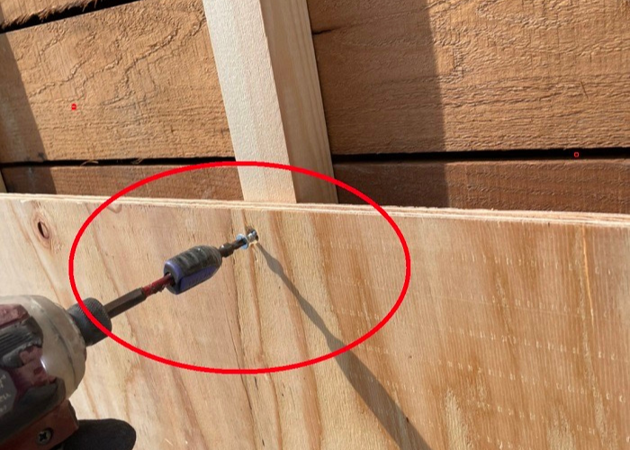 三木市　下地用合板をビスで固定している様子