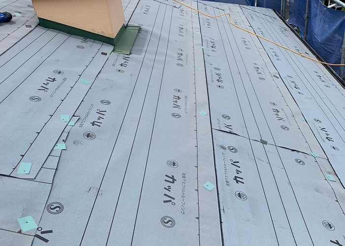 三木市　カバー工法で防水シートを貼った様子