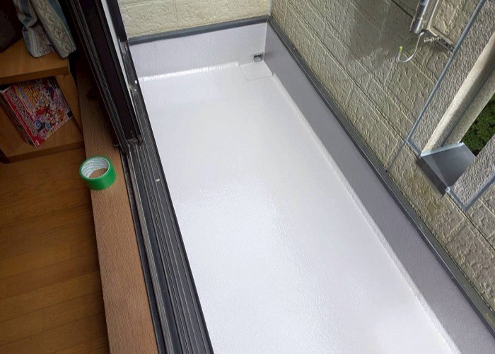 宝塚市　雨漏りにより下地が腐食しFRP防水を改修工事した後の様子