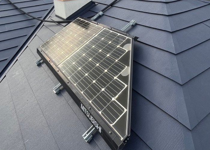 三田市で太陽光パネル脱着が必要なスレート屋根へのカバー工法を行った後の様子