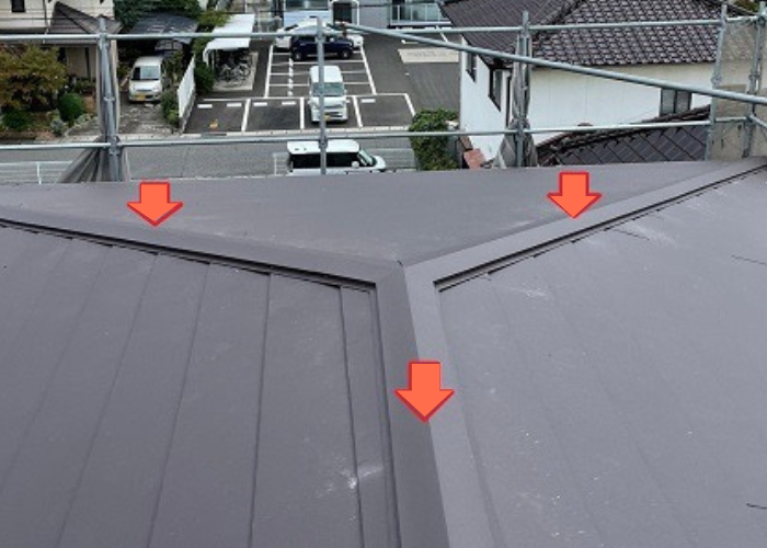 スレート屋根への断熱工事で棟板金を取り付けた様子
