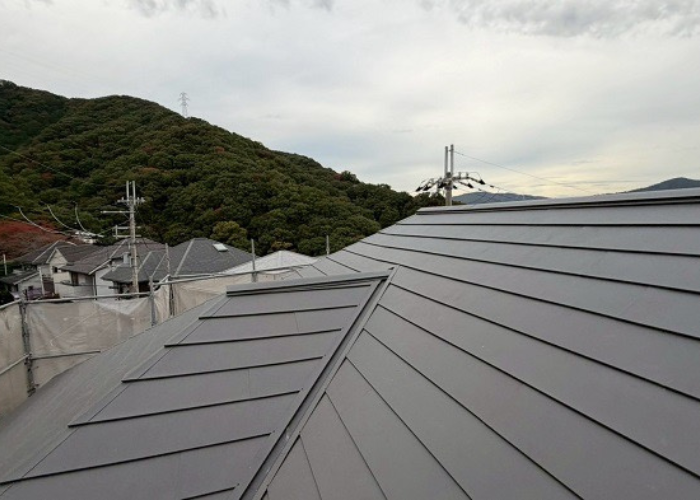 猪名川町　築20年以上の2階建て寄棟で差し棟仕様の屋根カバー工事を行う前の様子