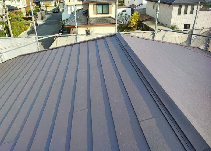 市川町にお住まいの方へ屋根カバー工法のメリットデメリットをご紹介する現場で施工完了