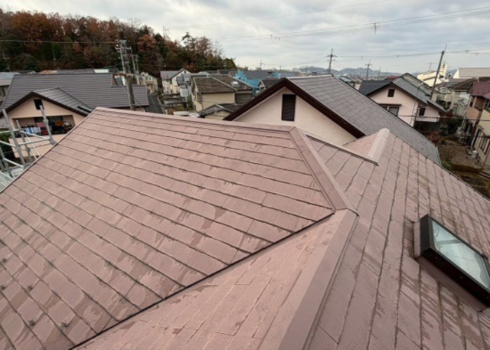 神戸市北区で屋根補修工事として棟板金交換とスレート屋根差し替えを行う前の様子