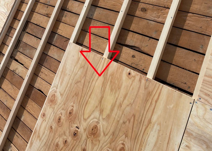 三木市　屋根葺き替え工事で下地用合板を取り付けている様子