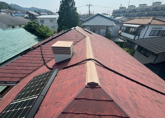 三田市で太陽光パネル脱着が必要なスレート屋根へのカバー工法を行う前の様子