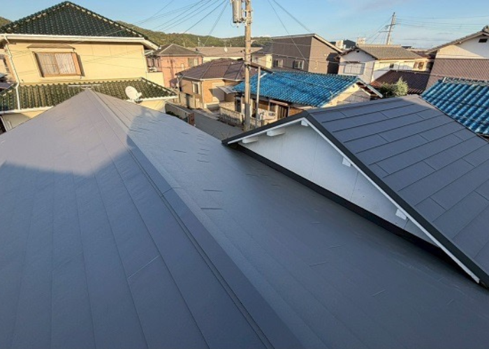 加西市で平屋の陶器瓦を軽量な金属屋根に葺き替えた後の様子