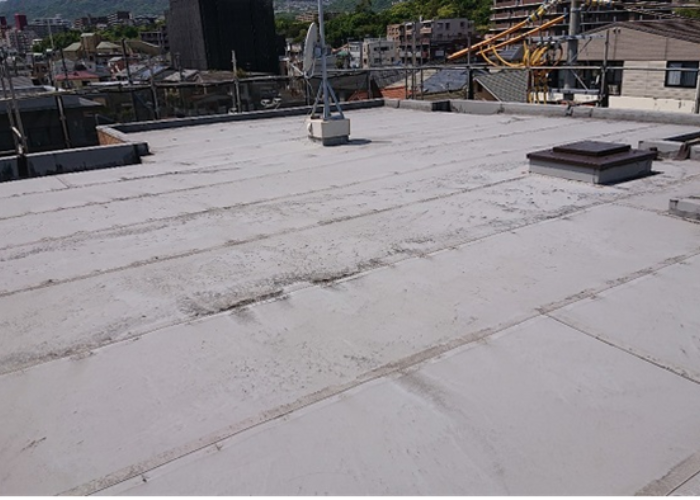 西宮市　屋上防水工事前の雨漏りしているシート防水