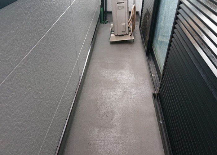 三木市でFRP防水のメンテナンス工事を行う前の様子