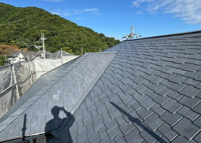 西宮市で築20年以上の2階建て寄棟で差し棟仕様の屋根カバー工事を行う前の様子