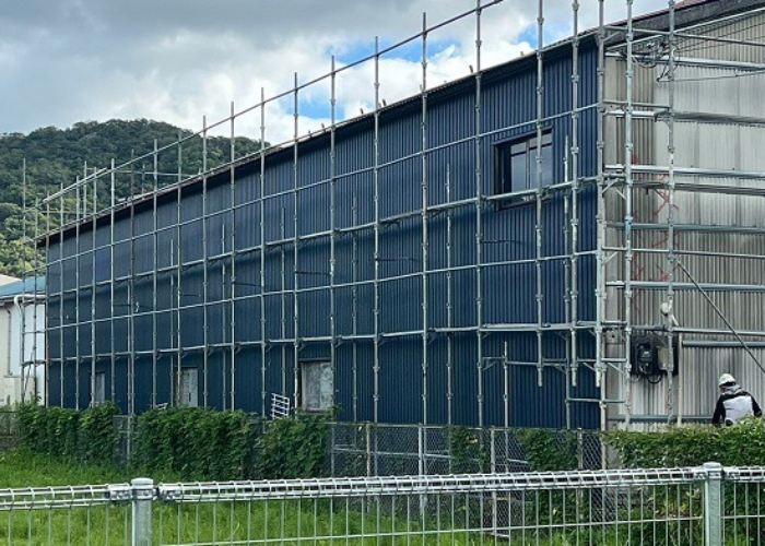 西脇市の工場で外壁カバー工事を行っている様子