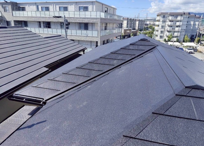 宝塚市で屋根耐震工事として瓦屋根からガルバリウム鋼板屋根材へ葺き替えた後の様子