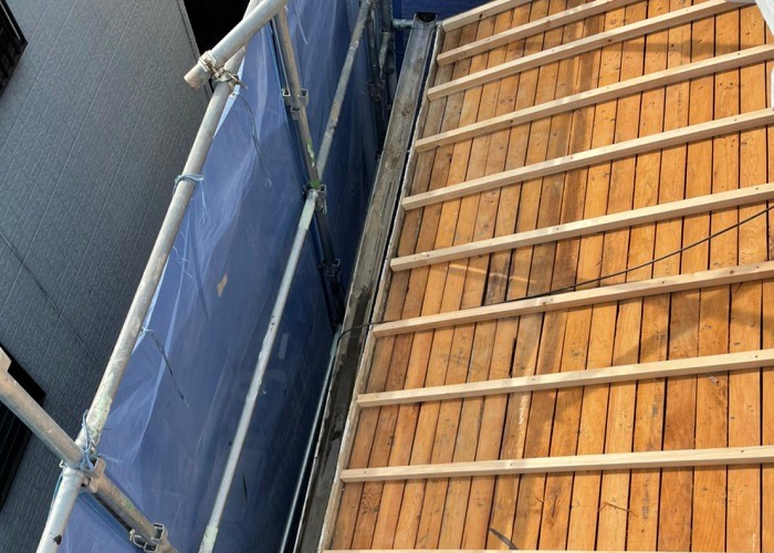 三木市　下地の垂木を取り付けている様子