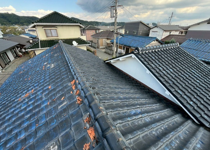 加西市で平屋の陶器瓦を軽量な金属屋根に葺き替える前の様子