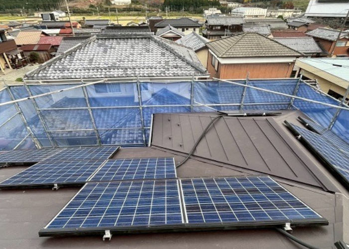 多可町で太陽光パネル脱着が必要な屋根カバー工事を行った後の様子