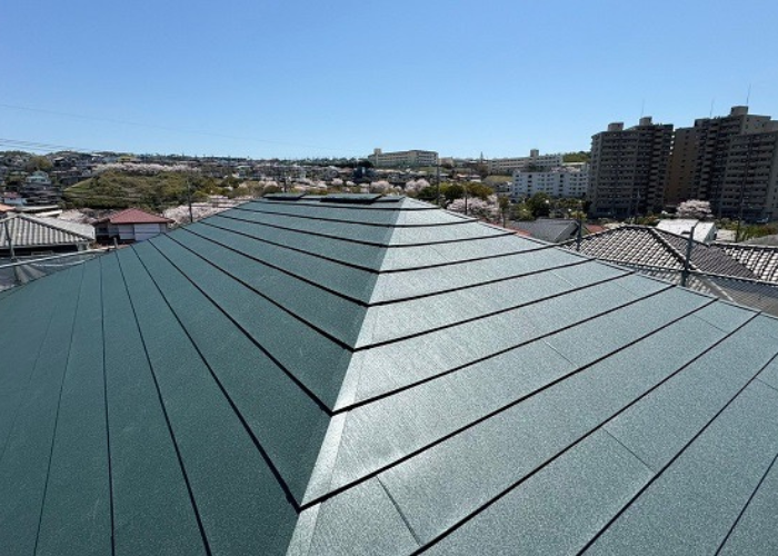 猪名川町　差し棟仕様となる屋根カバー工事を行った後の様子