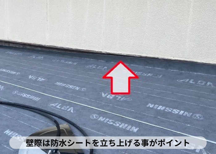 三木市　屋根葺き替え工事で防水シートを立ちあげている様子