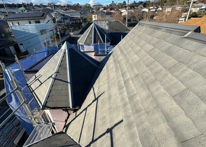 三木市　急勾配で多面な平型スレート屋根へカバー工事する前の様子